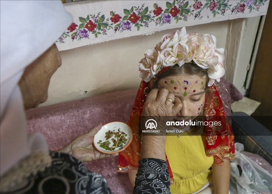 Traditional "face adornment art" in Turkey's Izmir