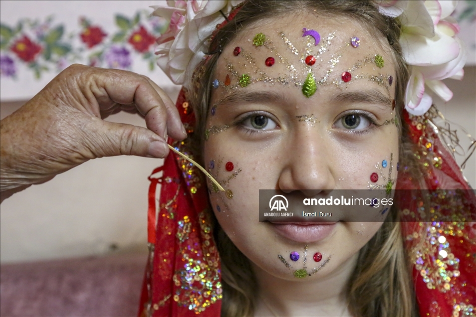 Traditional "face adornment art" in Turkey's Izmir