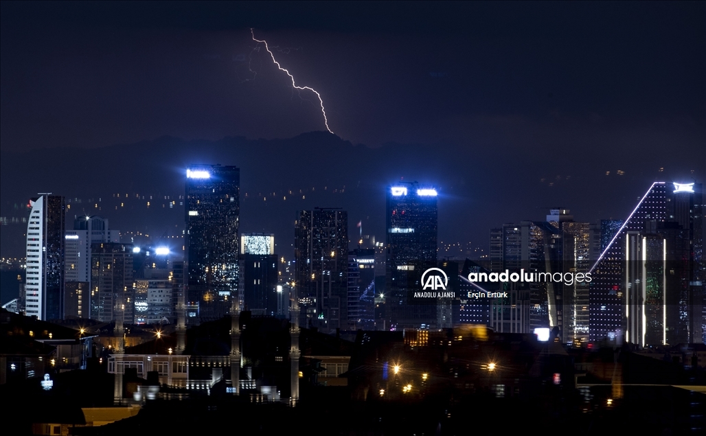 Ankara'da şimşekli gece