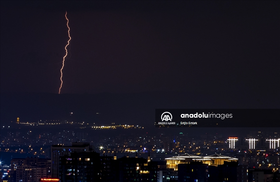 Ankara'da şimşekli gece