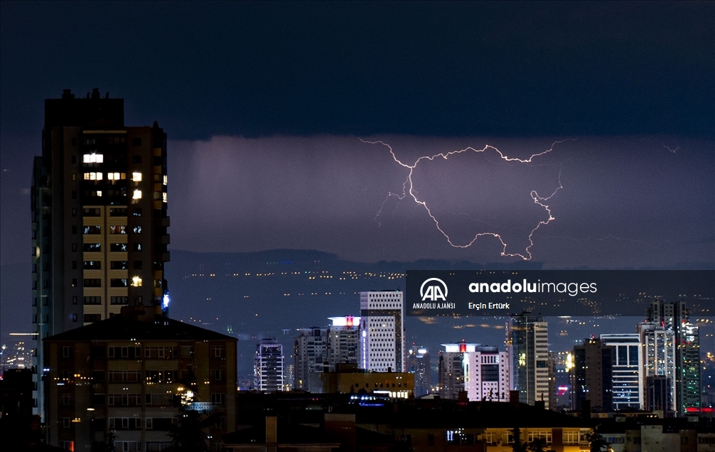 Ankara'da şimşekli gece