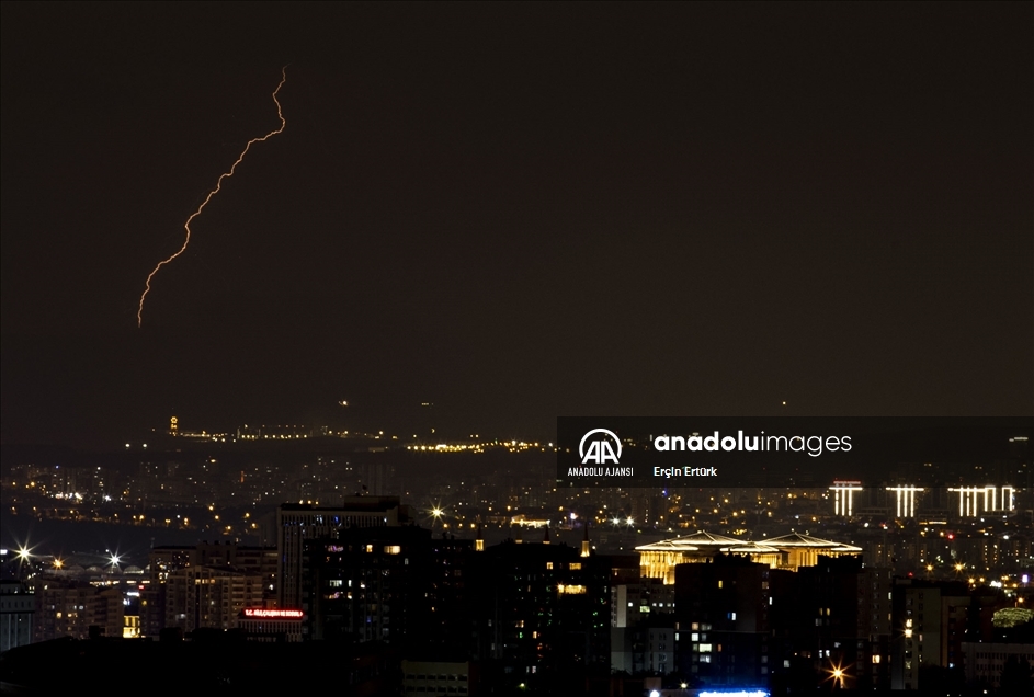 Ankara'da şimşekli gece