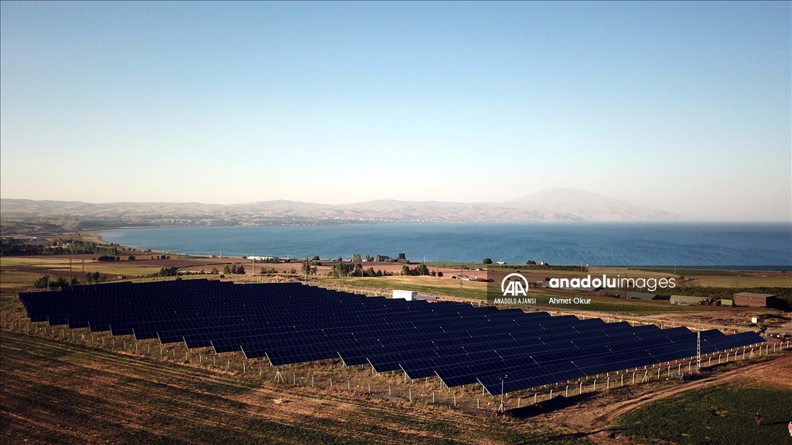 Bitlisli çiftçi kurduğu güneş enerjisi santrali sayesinde sulamadaki elektrik masrafından kurtuldu