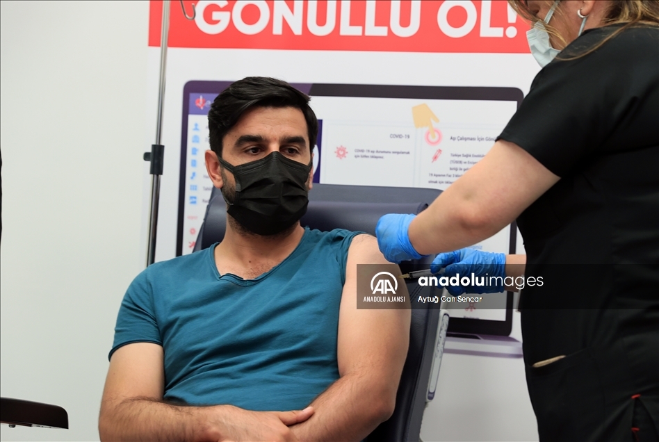 Yerli Kovid-19 aşısının Faz-3 çalışması kapsamında gönüllülerle yürütülen aşılama programı başladı