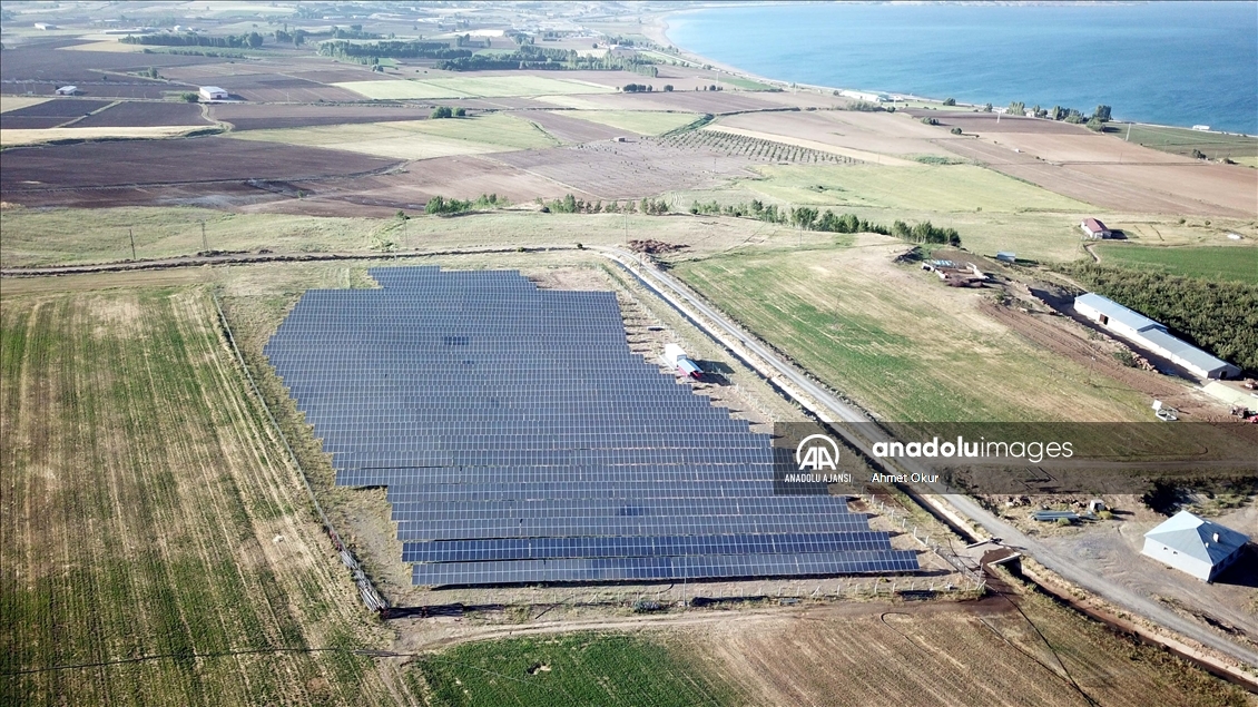 Bitlisli çiftçi kurduğu güneş enerjisi santrali sayesinde sulamadaki elektrik masrafından kurtuldu