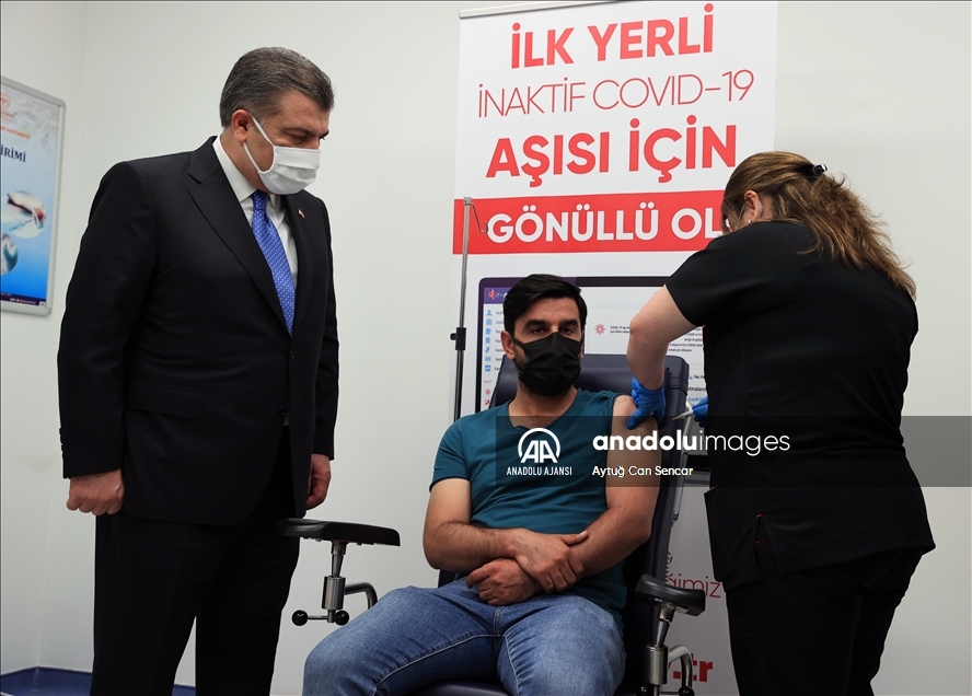 Yerli Kovid-19 aşısının Faz-3 çalışması kapsamında gönüllülerle yürütülen aşılama programı başladı