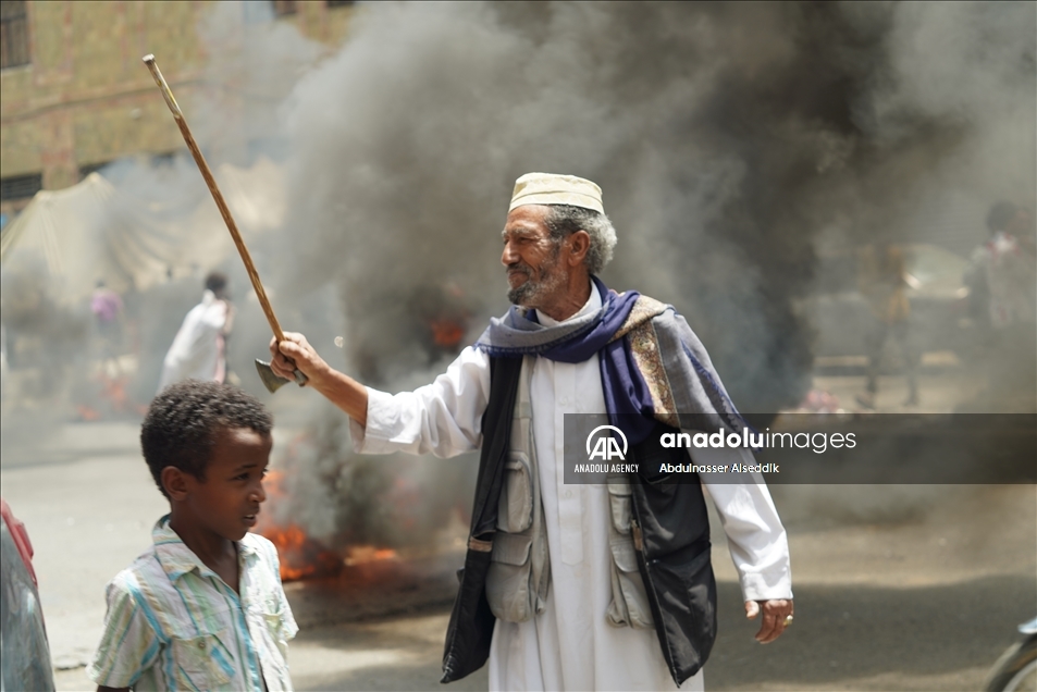 مئات اليمنيين يتظاهرون في تعز ضد الفساد وغياب الخدمات