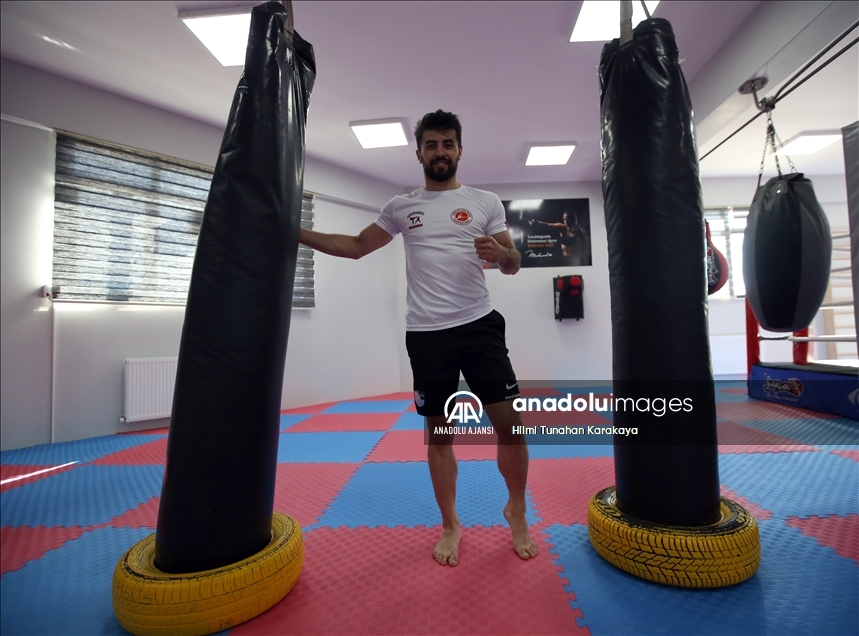 Milli kick boksçu Cebrail Gençoğlu ringde madalya, fakültede akademik kariyer peşinde