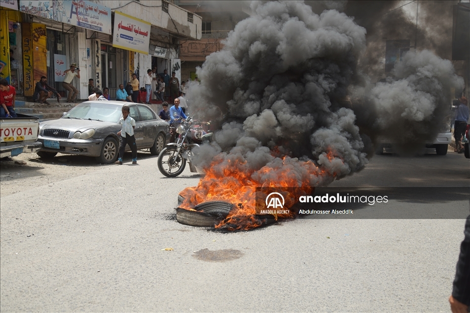 مئات اليمنيين يتظاهرون في تعز ضد الفساد وغياب الخدمات