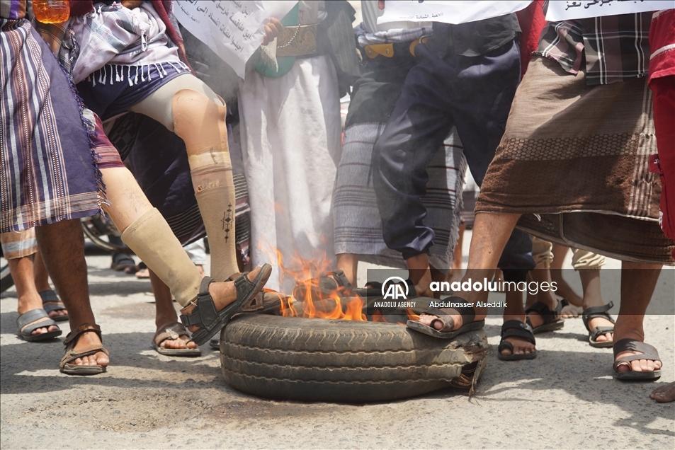 مئات اليمنيين يتظاهرون في تعز ضد الفساد وغياب الخدمات