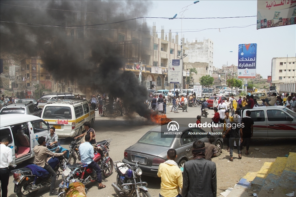 مئات اليمنيين يتظاهرون في تعز ضد الفساد وغياب الخدمات