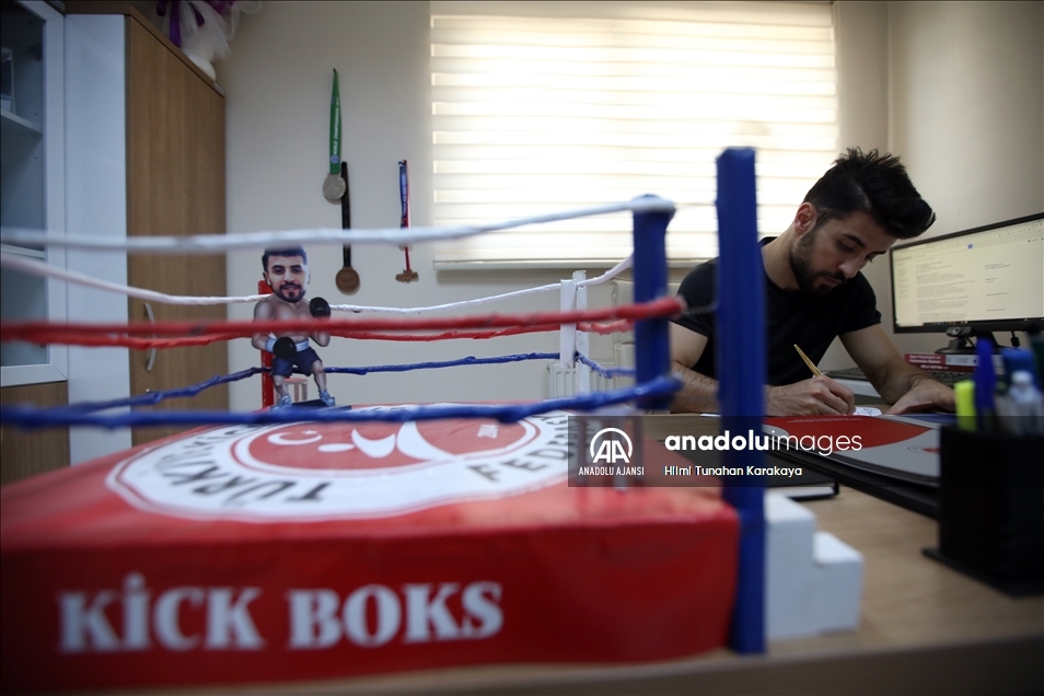 Milli kick boksçu Cebrail Gençoğlu ringde madalya, fakültede akademik kariyer peşinde