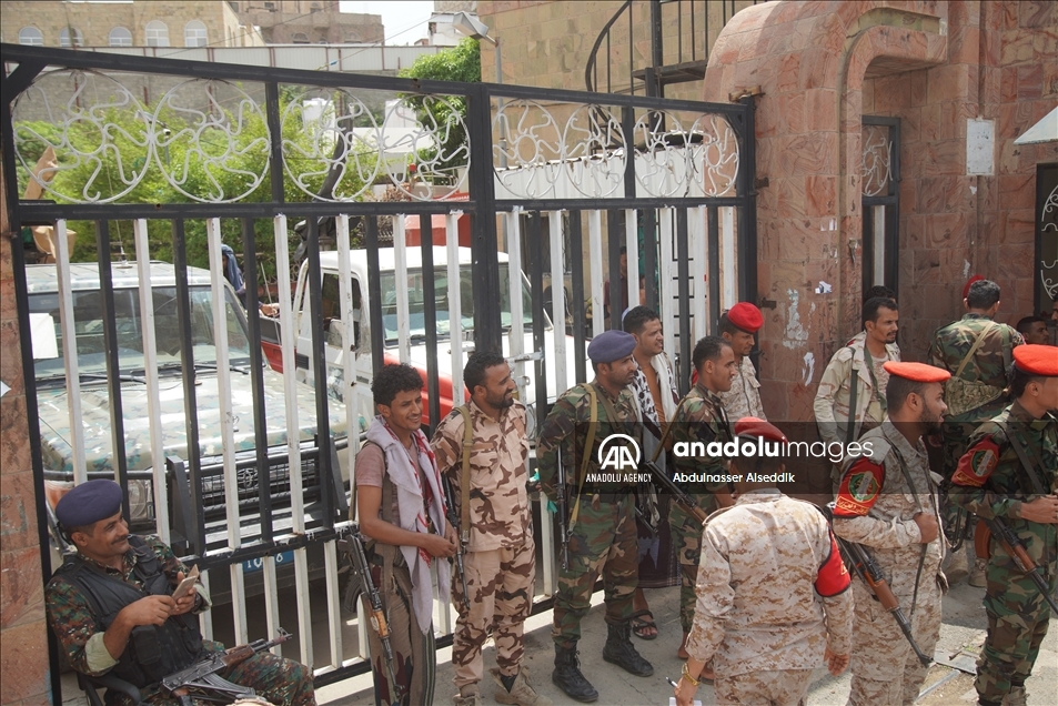 مئات اليمنيين يتظاهرون في تعز ضد الفساد وغياب الخدمات