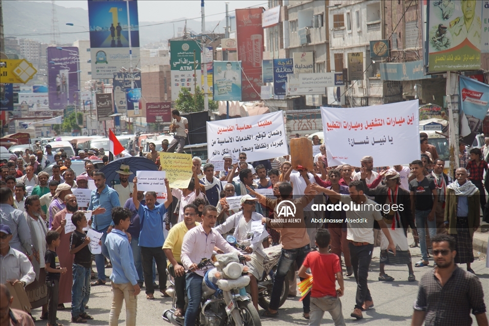 مئات اليمنيين يتظاهرون في تعز ضد الفساد وغياب الخدمات