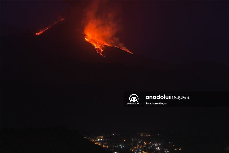 İtalya'da Etna Yanardağı lav ve kül püskürtmeye devam ediyor