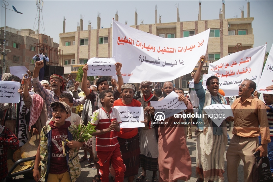 مئات اليمنيين يتظاهرون في تعز ضد الفساد وغياب الخدمات