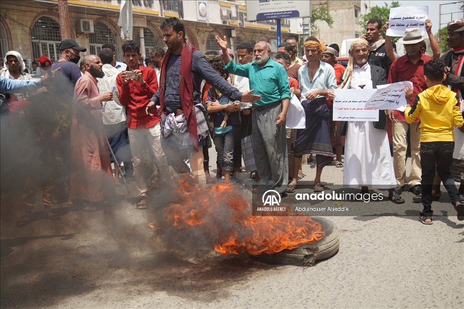 مئات اليمنيين يتظاهرون في تعز ضد الفساد وغياب الخدمات