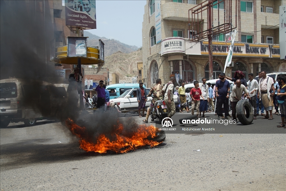 مئات اليمنيين يتظاهرون في تعز ضد الفساد وغياب الخدمات