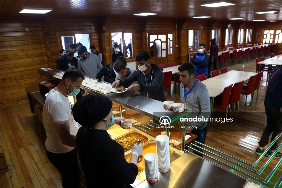 Trabzon'da tatil köyü konforundaki gençlik kampı kültürel kaynaşmayı sağlıyor