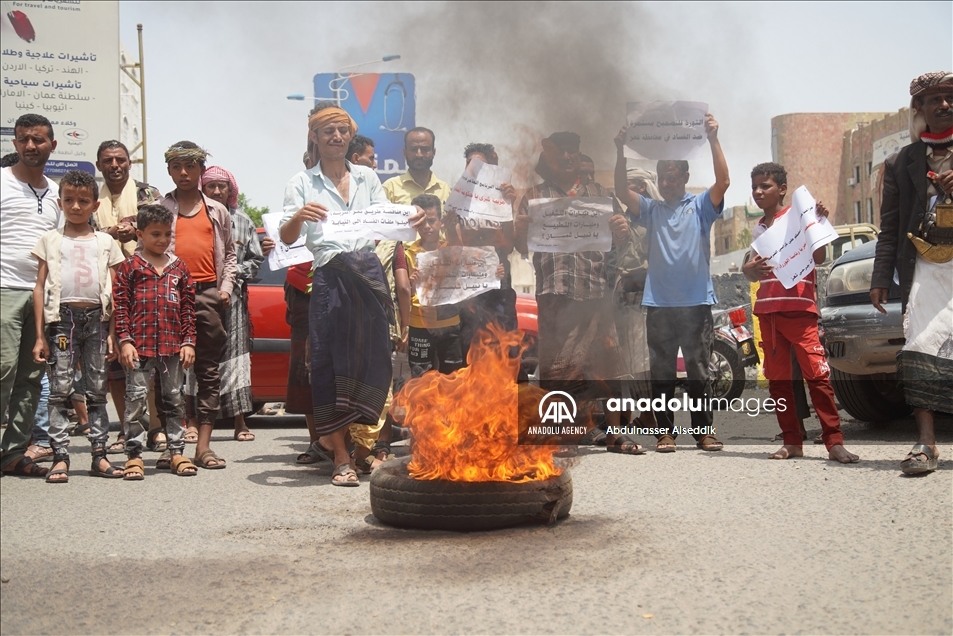مئات اليمنيين يتظاهرون في تعز ضد الفساد وغياب الخدمات