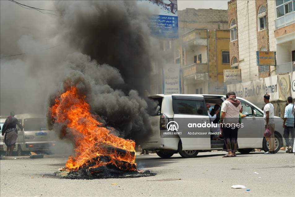 مئات اليمنيين يتظاهرون في تعز ضد الفساد وغياب الخدمات