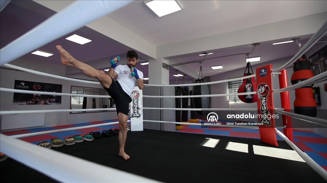Milli kick boksçu Cebrail Gençoğlu ringde madalya, fakültede akademik kariyer peşinde