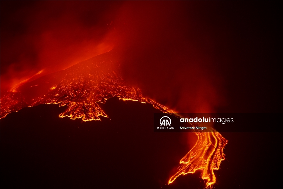İtalya'da Etna Yanardağı lav ve kül püskürtmeye devam ediyor