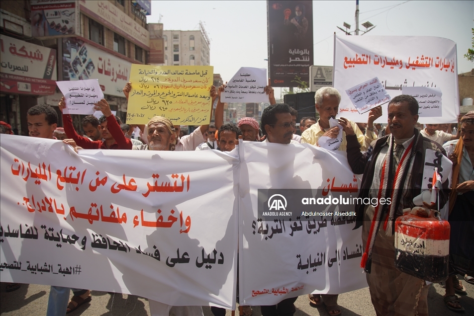 مئات اليمنيين يتظاهرون في تعز ضد الفساد وغياب الخدمات