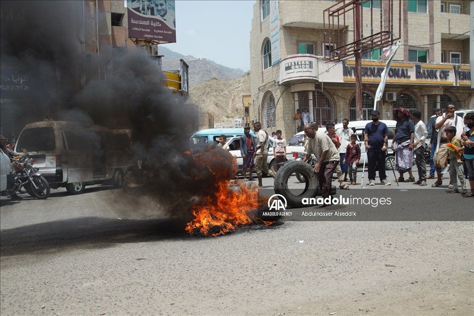 مئات اليمنيين يتظاهرون في تعز ضد الفساد وغياب الخدمات