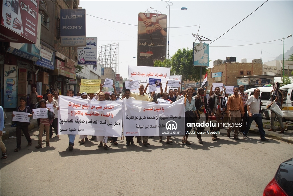 مئات اليمنيين يتظاهرون في تعز ضد الفساد وغياب الخدمات