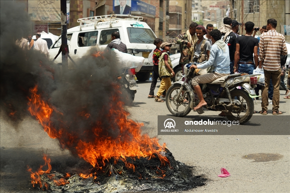 مئات اليمنيين يتظاهرون في تعز ضد الفساد وغياب الخدمات