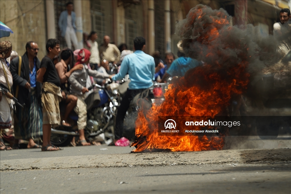 مئات اليمنيين يتظاهرون في تعز ضد الفساد وغياب الخدمات