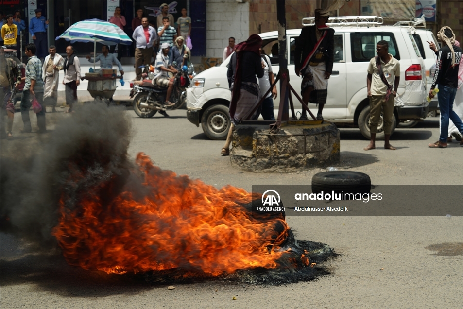 مئات اليمنيين يتظاهرون في تعز ضد الفساد وغياب الخدمات