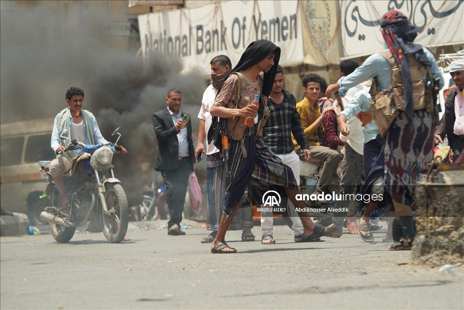 مئات اليمنيين يتظاهرون في تعز ضد الفساد وغياب الخدمات