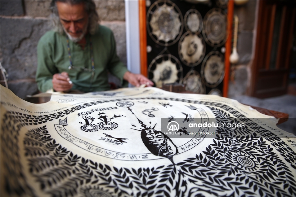 Eski tornacı, keçi derisi üzerine işlediği figürlerle Türk mitolojisini yaşatıyor