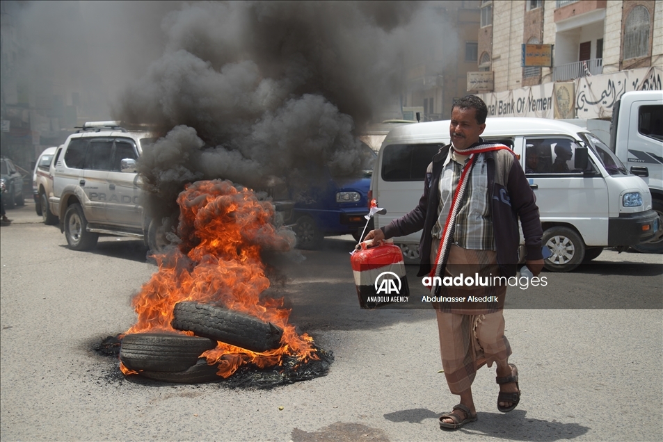 مئات اليمنيين يتظاهرون في تعز ضد الفساد وغياب الخدمات