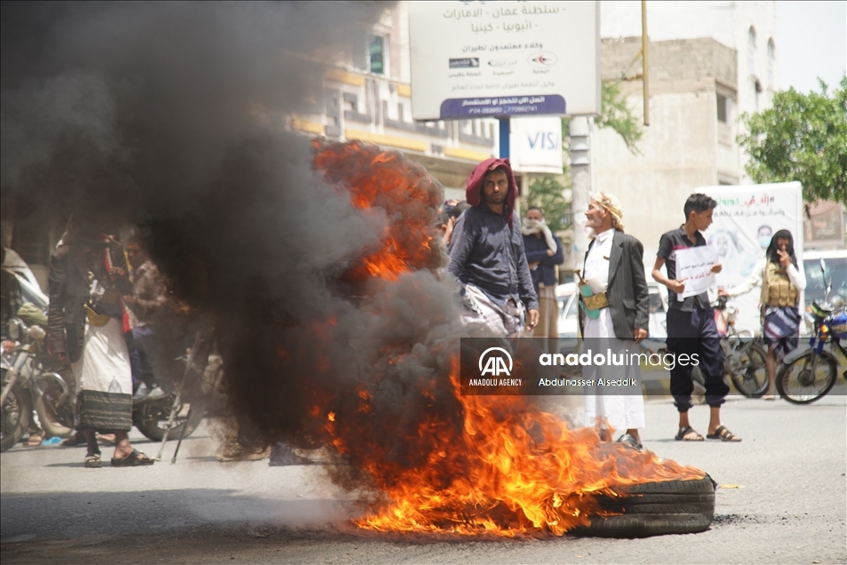 مئات اليمنيين يتظاهرون في تعز ضد الفساد وغياب الخدمات