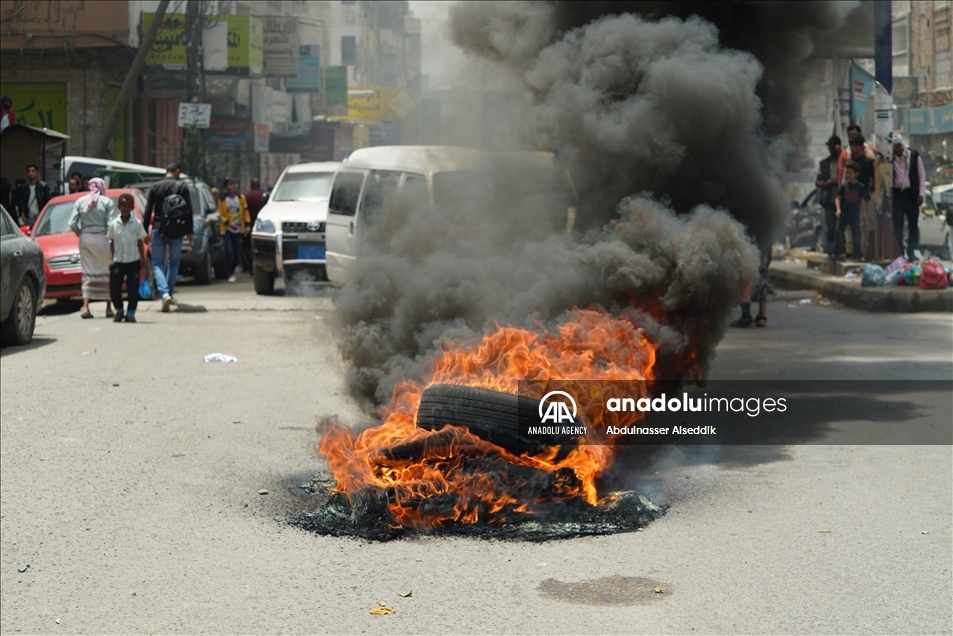 مئات اليمنيين يتظاهرون في تعز ضد الفساد وغياب الخدمات