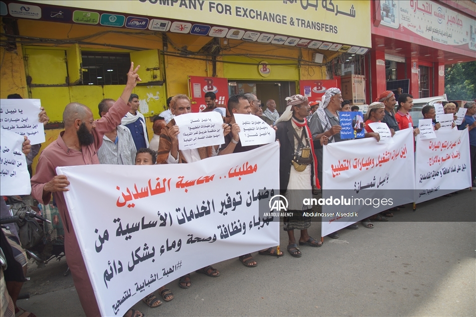مئات اليمنيين يتظاهرون في تعز ضد الفساد وغياب الخدمات