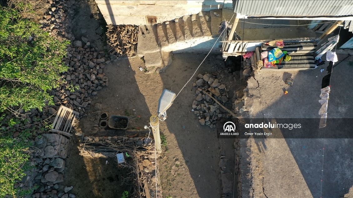 Bingöl'deki depremde bazı evler hasar gördü