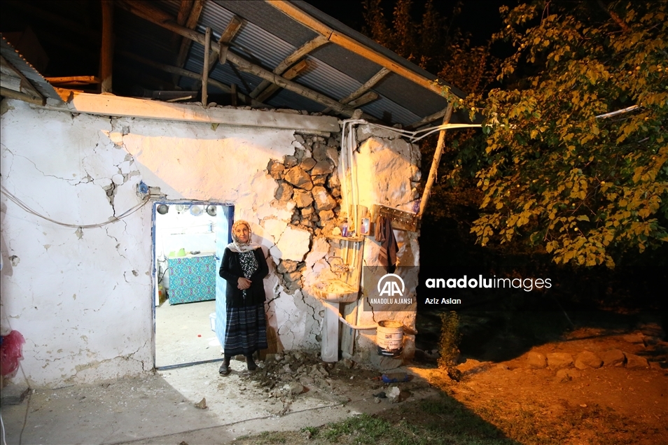 Bingöl'deki depremde bazı evler hasar gördü