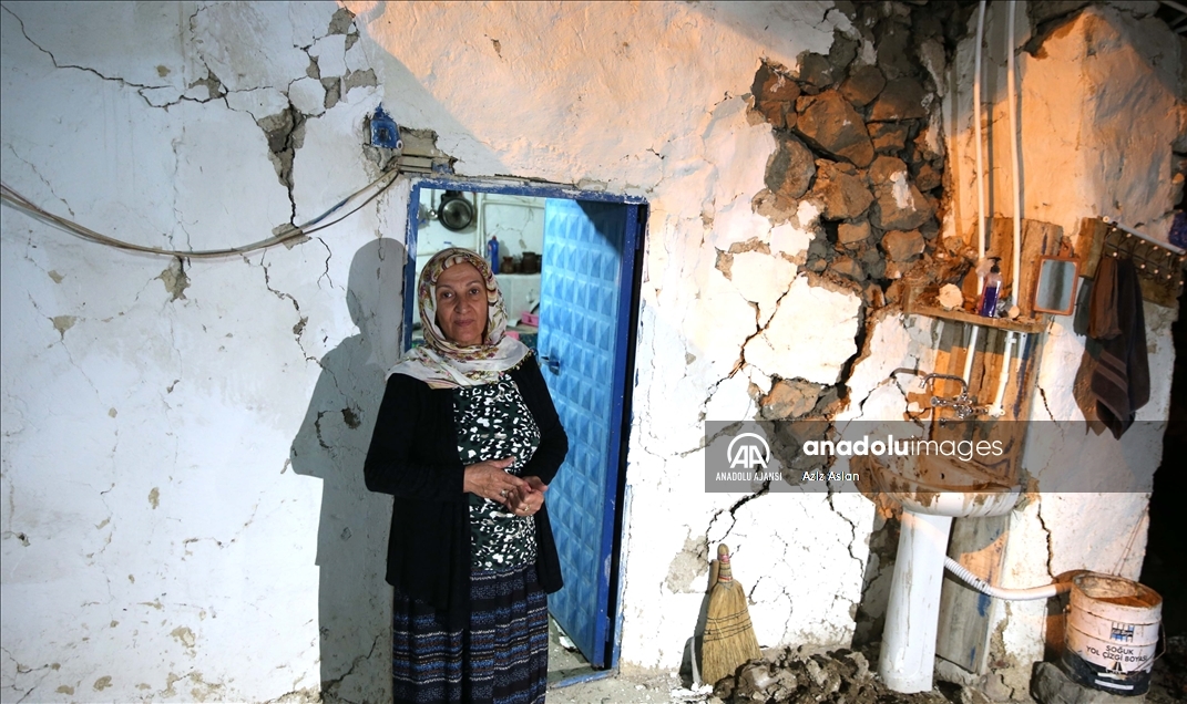 Bingöl'deki depremde bazı evler hasar gördü