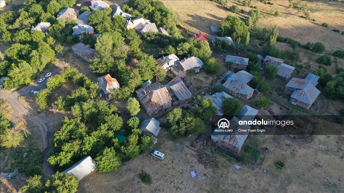 Bingöl'deki depremde bazı evler hasar gördü