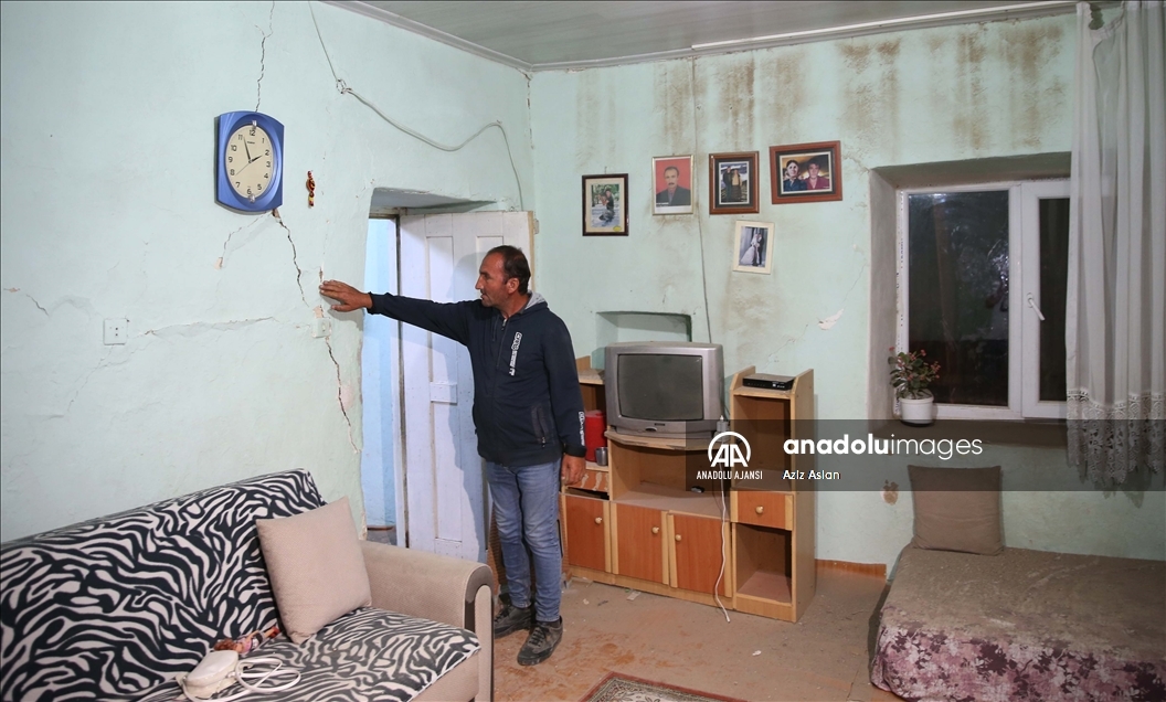 Bingöl'deki depremde bazı evler hasar gördü