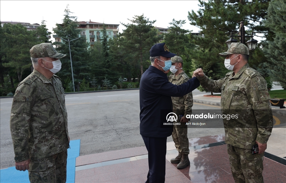 Akar, TSK'nın komuta kademesi ile 2. Ordu Karargahı’nı ziyaret etti