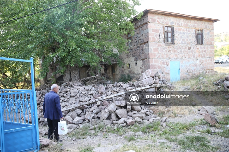 Bingöl'deki depremde bazı evler hasar gördü