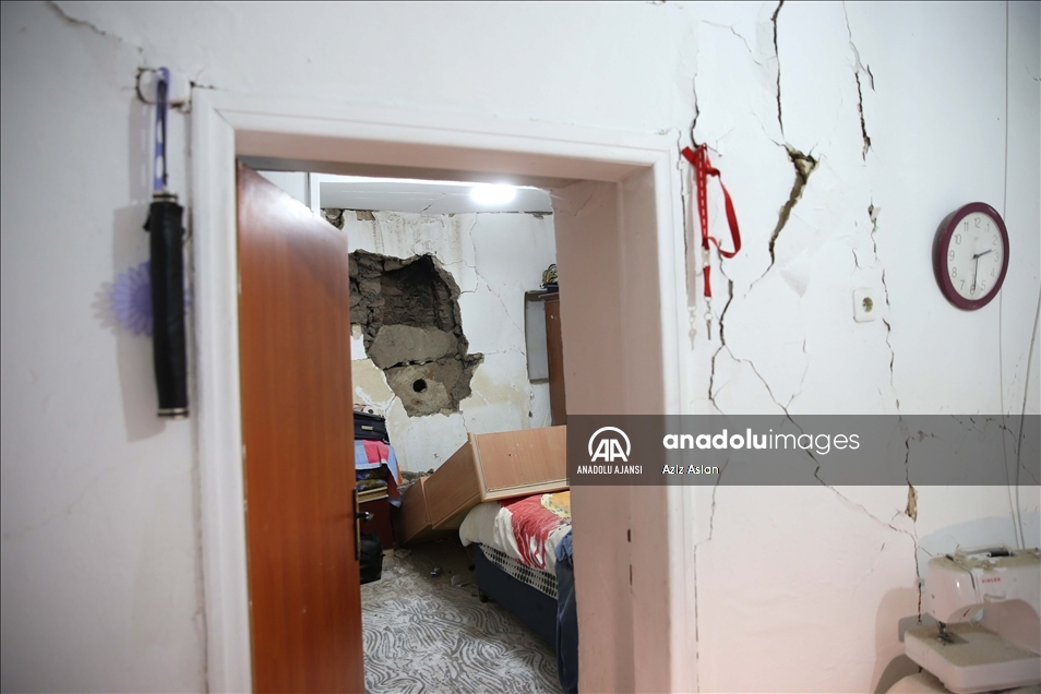 Bingöl'deki depremde bazı evler hasar gördü