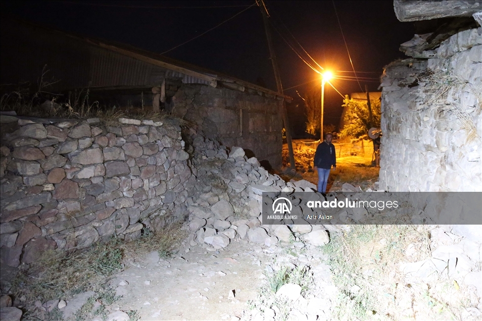 Bingöl'deki depremde bazı evler hasar gördü