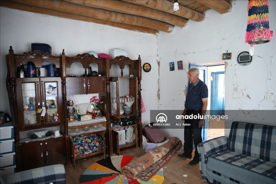 Bingöl'deki depremde bazı evler hasar gördü