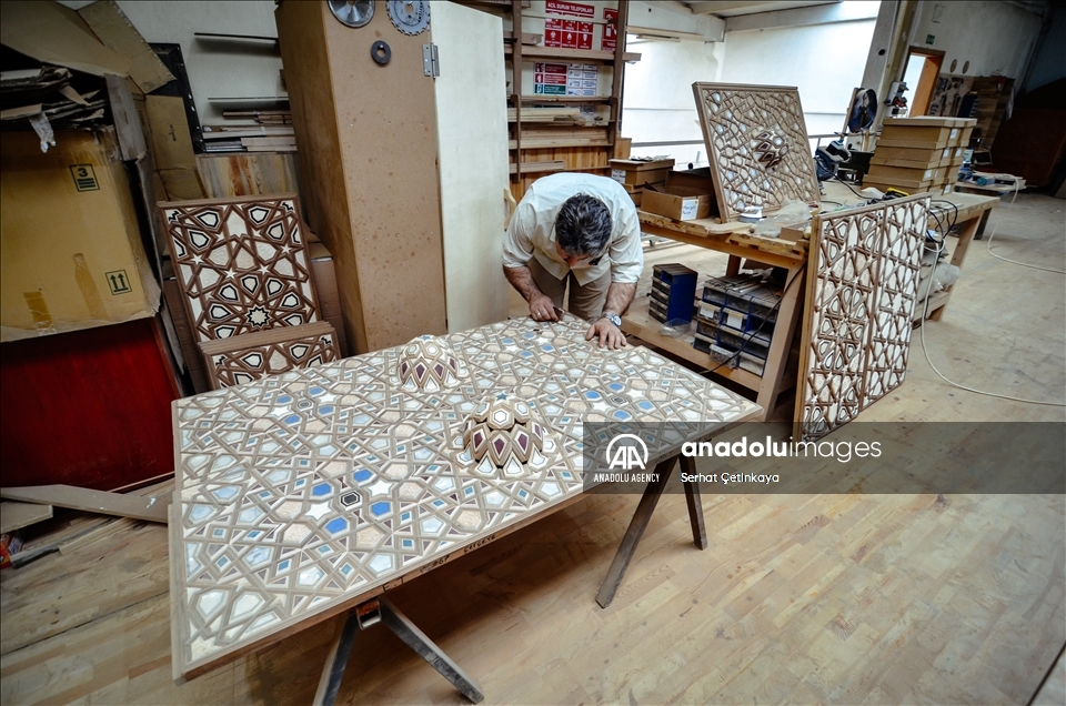 فن التعشيق.. أنامل تركية تزين مساجد العالم